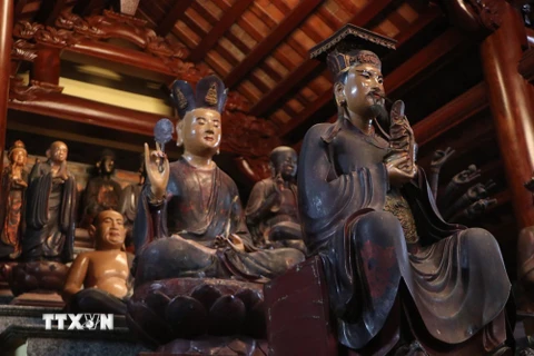 Những bức tượng cổ trong chùa Đồng Niên có tuổi đời hàng trăm năm có giá trị về nhiều mặt như văn hóa, lịch sử, nghệ thuật điêu khắc. (Ảnh: Mạnh Minh/TTXVN)
