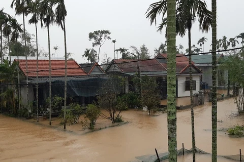 Nhiều địa phương tại Thừa Thiên-Huế vẫn đang ngập trong biển nước. (Ảnh: Mai Trang/TTXVN) 