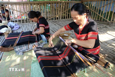 Người Cơ Tu ở xã Hòa Bắc, huyện Hòa Vang (Đà Nẵng) vẫn giữ được nghề dệt thổ cẩm truyền thống. (Ảnh: Trần Lê Lâm/TTXVN)