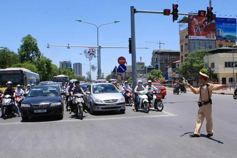 Cảnh sát giao thông đội 4, Phòng Cảnh sát giao thông, Công an thành phố Hà Nội làm nhiệm vụ phân luồng giao thông tại ngã tư Đại Cồ Việt-Xã Đàn-Giải Phóng. (Ảnh: Doãn Tấn/TTXVN)
