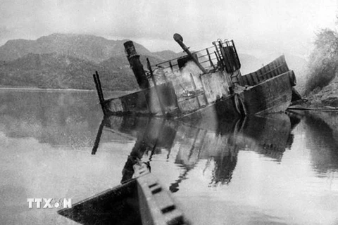 Tàu chiến của thực dân Pháp bị quân ta đánh đắm trên sông Lô trong chiến dịch Việt Bắc-Thu Đông 1947. (Ảnh: Tư liệu/TTXVN phát) 