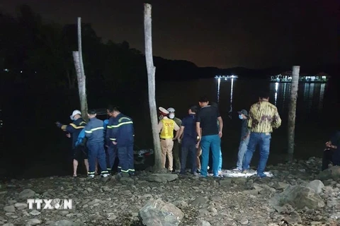 Công an huyện Nhơn Trạch phối hợp với lực lượng chức năng xã Phước An xuyên đêm tìm kiếm nạn nhân mất tích. (Ảnh: Lê Xuân/TTXVN)
