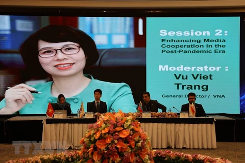 Tổng giám đốc TTXVN Vũ Việt Trang điều hành phiên thảo luận thứ 2 tại Đại hội đồng OANA lần thứ 18 với chủ đề Thúc đẩy hợp tác truyền thông thời kỳ sau đại dịch. (Ảnh: TTXVN phát) 