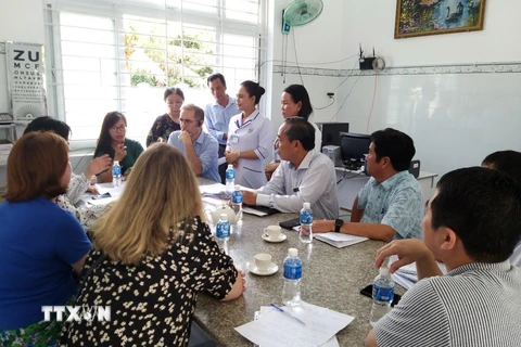 Đoàn công tác của Ngân hàng Thế giới và Ban quản lý Dự án Trung ương kiểm tra thực tế tại Trạm Y tế xã Xuân Hải, huyện Ninh Hải. (Ảnh: Công Thử/TTXVN)