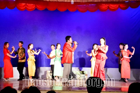 Các điệu múa, hát rom vong do các diễn viên, ca sỹ của Đoàn Nghệ thuật Khmer tỉnh Sóc Trăng biểu diễn. (Nguồn: baosoctrang.org.vn) 