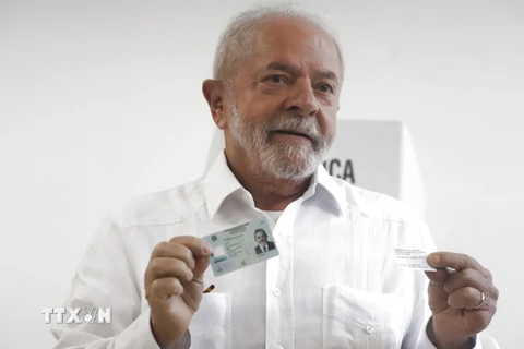 Ứng cử viên Tổng thống Brazil Luiz Inacio Lula da Silva bỏ phiếu trong cuộc bầu cử Tổng thống vòng hai tại điểm bầu cử ở Sao Bernardo do Campo, Sao Paulo, ngày 30/10/2022. (Ảnh: THX/TTXVN)