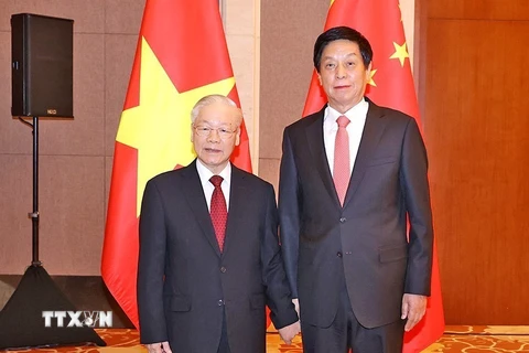 Tổng Bí thư Nguyễn Phú Trọng và Chủ tịch Quốc hội Trung Quốc Lật Chiến Thư chụp ảnh chung. (Ảnh: Trí Dũng/TTXVN)