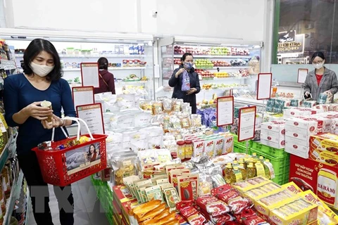 Người dân mua sắm tại siêu thị Hapro Khâm Thiên, Hà Nội. (Ảnh: Trần Việt/TTXVN) 