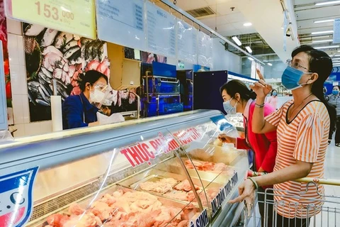 Khách hàng chọn mua thịt lợn tại quầy thịt ở siêu thị Coopmart Cần Thơ. Ảnh minh họa. (Ảnh; Thanh Liêm/TTXVN) 