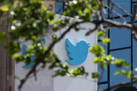 Biểu tượng Twitter tại trụ sở ở San Francisco, Mỹ. (Ảnh: AFP/TTXVN) 