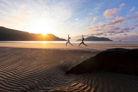Du khách nghỉ dưỡng kết hợp thiền, yoga ven biển Côn Đảo. (Ảnh: CTV/Vietnam+) 