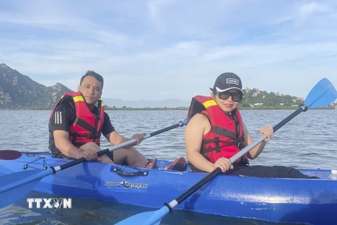 Khách du lịch chèo thuyền kayak khám phá Đầm Nại (huyện Ninh Hải, Ninh Thuận). (Ảnh: TTXVN phát)