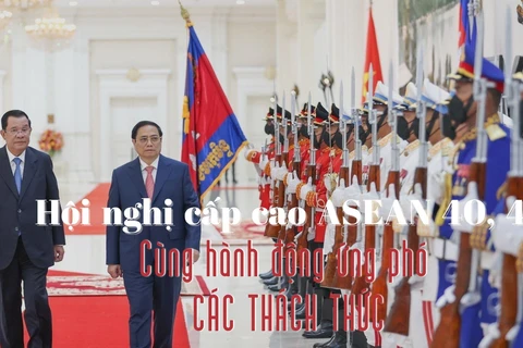Thủ tướng Phạm Minh Chính và Thủ tướng Vương quốc Campuchia Samdech Techo Hun Sen duyệt đội danh dự Quân đội Hoàng gia Campuchia. (Ảnh: Dương Giang/TTXVN)