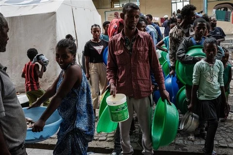 Người dân đợi nhận lương thực cứu trợ tại một trại tị nạn ở Tigray (Ethiopia), ngày 19/6/2021. (Nguồn: AFP/TTXVN)