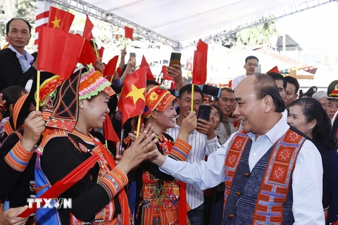 Chủ tịch nước Nguyễn Xuân Phúc với đồng bào các dân tộc dự Ngày hội Đại đoàn kết toàn dân tộc tại liên khu dân cư ở Lai Châu. (Ảnh: Thống Nhất/TTXVN) 