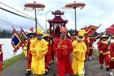 Nhân dân làng An Hải xưa và người dân huyện Côn Đảo ngày nay long trọng tổ chức lễ giỗ bà Thứ phi Hoàng Phi Yến. (Ảnh: TTXVN phát) 