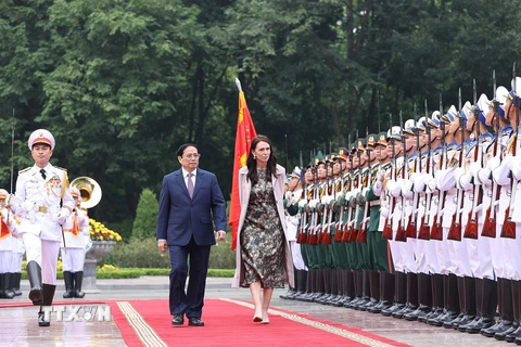 Thủ tướng Phạm Minh Chính và Thủ tướng New Zealand Jacinda Ardern duyệt đội Danh dự Quân đội nhân dân Việt Nam. (Ảnh: Dương Giang/TTXVN) 