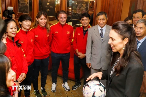 Thủ tướng New Zealand Jacinda Ardern giao lưu với đội tuyển Bóng đá nữ Việt Nam. (Ảnh: Tuấn Đức/TTXVN) 