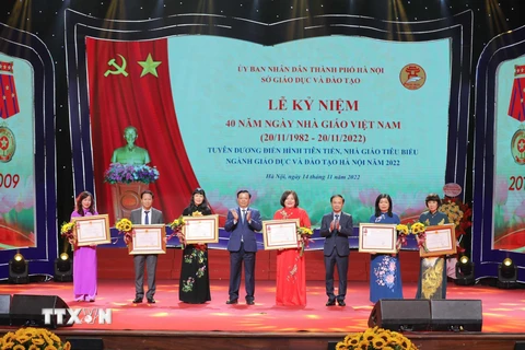 Bí thư Thành ủy Hà Nội Đinh Tiến Dũng trao Huân chương Lao động hạng Nhất, Nhì, Ba của Chủ tịch nước tặng các tập thể và cá nhân. (Ảnh: Thanh Tùng/TTXVN) 
