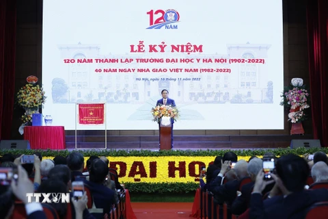 Thủ tướng Phạm Minh Chính phát biểu chúc mừng Trường Đại học Y Hà Nội. (Ảnh: Dương Giang/TTXVN) 