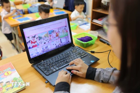 Ứng dụng Sổ tay đến trường do cô Hiền xây dựng có 3 mục chính gồm hoạt động hàng ngày; khoảnh khắc đáng nhớ và chia sẻ kết nối. (Ảnh: Thanh Tùng/TTXVN) 