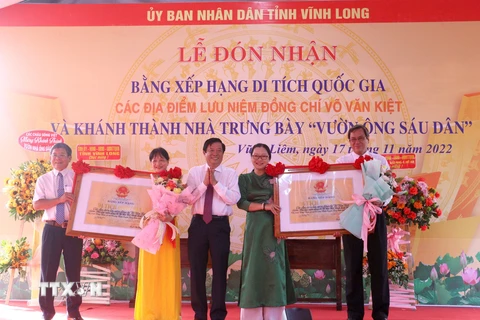Đón nhận Bằng xếp hạng di tích quốc gia cho các địa điểm lưu niệm Thủ tướng Võ Văn Kiệt. (Ảnh: Lê Thúy Hằng/TTXVN)