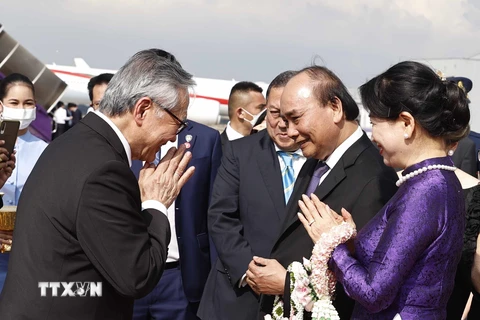 Lễ tiễn Chủ tịch nước Nguyễn Xuân Phúc và phu nhân tại sân bay không quân Hoàng gia Thái Lan, Bangkok sau khi kết thúc tốt đẹp chuyến thăm chính thức Vương quốc Thái Lan và tham dự hội nghị APEC. (Ảnh: Thống Nhất/TTXVN).