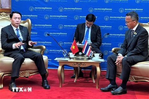 Thứ trưởng Bộ Công an Lê Quốc Hùng làm việc với Bộ trưởng Tư pháp Thái Lan Somsak Thepsuthin. (Ảnh: TTXVN phát) 