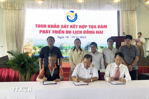 Đại diện Hiệp hội du lịch Thành phố Hồ Chí Minh, Đồng Nai và Bình Dương ký kết hợp tác chương trình kích cầu du lịch. (Ảnh: Mỹ Phương/TTXVN)