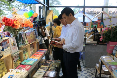 Chủ tịch UBND tỉnh Đồng Tháp Phạm Thiện Nghĩa tham quan Đường sách thành phố Cao Lãnh. (Ảnh: Nhựt An/TTXVN)