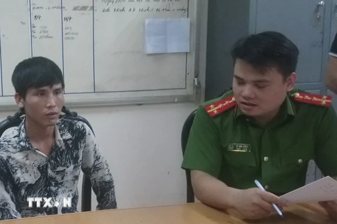 Đối tượng vận chuyển trái phép gần 2.000gram ma túy dạng đá bị bắt giữ là Trần Văn Khiết (sinh năm 1997, trú tại xã Trực Tuấn, huyện Trực Ninh, tỉnh Nam Định.( Ảnh: TTXVN phát)