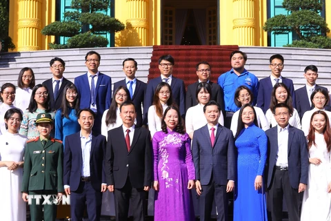 Phó Chủ tịch nước Võ Thị Ánh Xuân với các tài năng trẻ khoa học công nghệ năm 2022. (Ảnh: Văn Điệp/TTXVN)