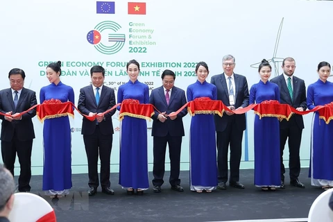 Thủ tướng Phạm Minh Chính và các đại biểu cắt băng khai mạc Triển lãm Kinh tế xanh GEFE 2022. (Ảnh: Dương Giang/TTXVN) 