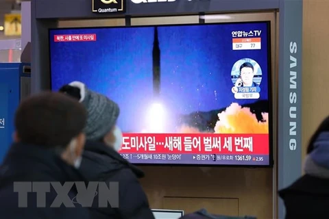 Hình ảnh phát trên truyền hình Hàn Quốc ở nhà ga Seoul ngày 14/1/2022 về vụ phóng thử tên lửa của Triều Tiên. (Ảnh: Yonhap/TTXVN) 