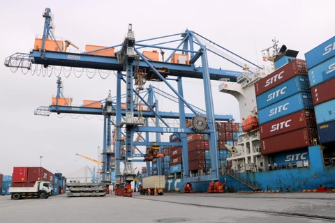 Hoạt động bốc xếp hàng hóa xuất nhập khẩu tại Cảng Hải Phòng. (Ảnh: Minh Thu/ TTXVN)