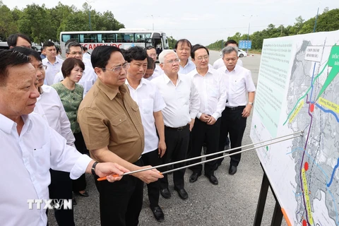 Thủ tướng Phạm Minh Chính nghe báo cáo về tuyến đường Vành Đai 4 đến đường Mỹ Phước-Tân Vạn. (Ảnh: Dương Giang/TTXVN) 