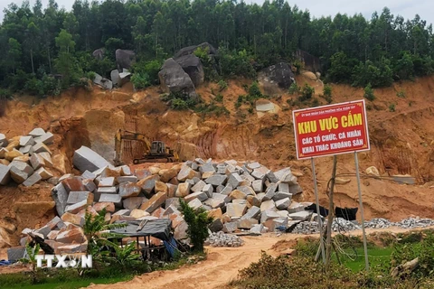 Mặc dù thị xã Đông Hòa đã thực hiện nhiều giải pháp nhưng vẫn xảy ra tình trạng khai thác đất đá trái phép trong thời gian qua. (Ảnh: TTXVN phát)