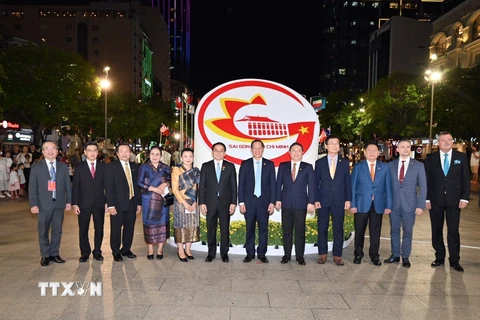 Chủ tịch UBND Thành phố Hồ Chí Minh Phan Văn Mãi cùng các khách mời quốc tế dự lễ khai mạc Lễ hội Thành phố Hồ Chí Minh-Ngôi nhà của chúng ta năm 2022. (Ảnh: Xuân Khu/TTXVN)