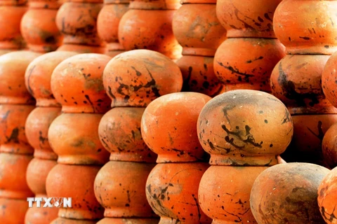Sản phẩm gốm hoàn chỉnh của người Chăm thôn Bình Đức có màu đỏ nhạt cùng những hoa văn tự nhiên lạ mắt, đã trở thành một loại gốm độc đáo, khác biệt với những loại gốm ở các nơi khác. (Ảnh: Hồng Đạt/TTXVN) 