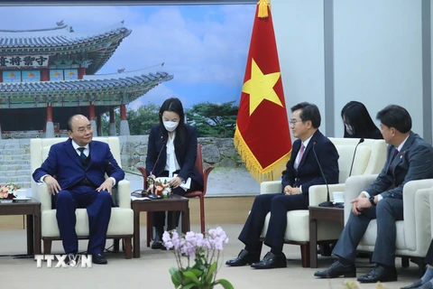 Trong chương trình chuyến thăm cấp Nhà nước tới Hàn Quốc, chiều 6/12, tại thành phố Gwangju, Chủ tịch nước Nguyễn Xuân Phúc gặp ông Kim Dong-yeon, Tỉnh trưởng tỉnh Gyeonggi. (Ảnh: Thống Nhất/TTXVN) 