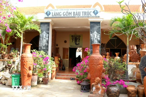 Trung tâm sản xuất, kinh doanh trưng bày của Hợp tác xã gốm Chăm Bàu Trúc (thị trấn Phước Dân, huyện Ninh Phước). (Ảnh: Nguyễn Thành/TTXVN) 