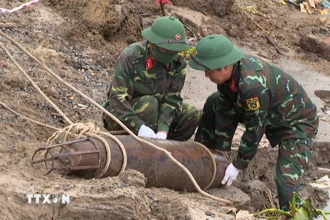 Ban chỉ huy quân sự thành phố Việt Trì, tỉnh Phú Thọ, phối hợp với các lực lượng liên quan tiến hành di dời quả bom. (Ảnh: Trung Kiên/TTXVN)