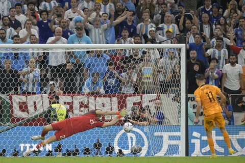 Steven Berghuis (số 11) của Hà Lan đá về bên phải, thủ thành Argentina Martinez lại đoán đúng hướng bóng và cản phá thành công quả sút penalty thứ hai. (Ảnh: AFP/TTXVN)