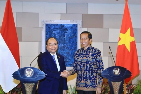 Thủ tướng Nguyễn Xuân Phúc và Tổng thống Cộng hòa Indonesia Joko Widodo gặp gỡ báo chí sau hội đàm tại thành phố Bali (Indonesia) ngày 12/10/2018. (Ảnh: Thống Nhất/TTXVN) 