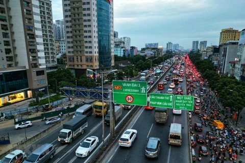 Hà Nội đã từng bước đưa vào khai thác, vận hành hàng loạt các công trình hạ tầng giao thông đô thị góp phần tăng khả năng kết nối, giảm ùn tắc giao thông. (Ảnh: Tuấn Anh/TTXVN) 
