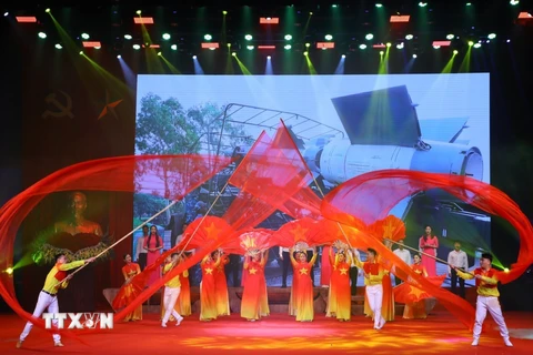 Chương trình biểu diễn văn nghệ tai lễ kỷ niệm 50 năm Chiến thắng Hà Nội-Điện Biên Phủ trên không. (Ảnh: Văn Điệp/TTXVN) 