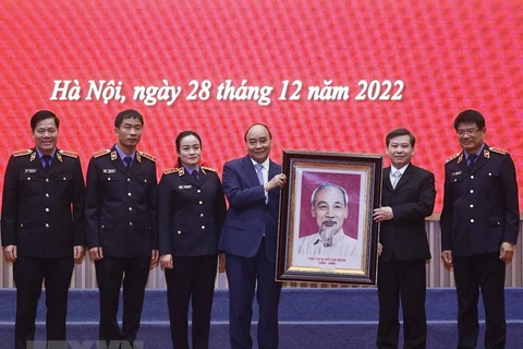 Chủ tịch nước Nguyễn Xuân Phúc trao bức chân dung Chủ tịch Hồ Chí Minh tặng ngành kiểm sát nhân dân. (Ảnh: Thống Nhất/TTXVN) 