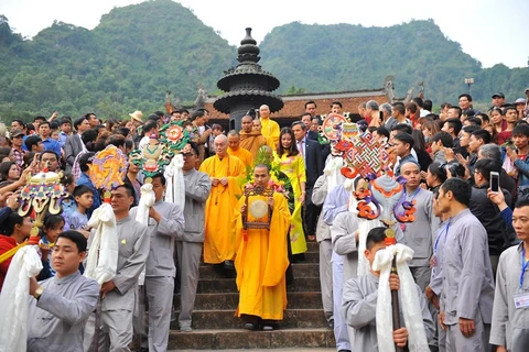 Cung nghinh Thượng tọa Thích Minh Hiền và Chư Tôn Đức tăng ni ra lễ đài khai mạc khai hội chùa Hương. (Ảnh: Minh Đức/TTXVN) 