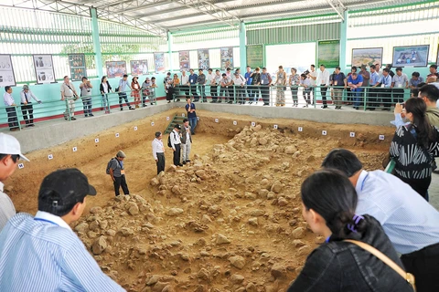Các hố khai quật di tích sơ kỳ Đá cũ Rộc Tưng-Gò Đá (thị xã An Khê) được trưng bày ngoài trời, có mái che phục vụ nghiên cứu và tham quan. (Nguồn: Báo Gia Lai)