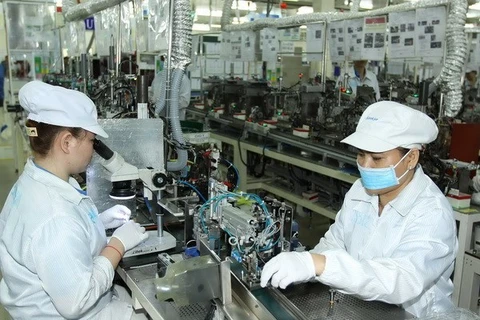Sản xuất linh kiện điện tử kỹ thuật cao tại Cty TNHH Nidec Sankyo Việt Nam (Nhật Bản) trong Khu Công nghệ cao Thành phố Hồ Chí Minh. (Ảnh: Thanh Vũ/TTXVN)